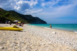 Vacanze nella spiaggia di Mezzavalle a Portonovo nelle Marche. - © Lukasz Ropczynski / Shutterstock.com