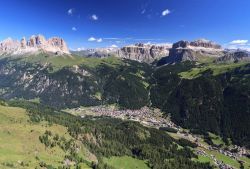 Val di Fassa in estate: Canazei, il gruppo Sella e il Sass Pordoi (Trentino Alto Adige)

