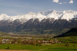 Veduta panoramica del borgo di Glorenza in Val Venosta, Trentino Alto Adige. Sormontata dal Gruppo dell'Ortles a sud ovest e dalle Alpi Venoste a nord est, la Val Venosta - in tedesco Vinschgau ...