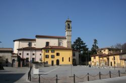 Valbrembo, la porta della Valbrembana: una fotografia del centro città con la piazza più importante della località - © wikipedia