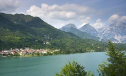 Valcellina, il Lago di Barcis,  che rimane a sinistra, e sulla destra le montagne che sovrastano il borgo di Andreis in Friuli - © Mario Savoia / Shutterstock.com