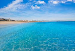 Valencia si affaccia sulle acque limpide del Mediterraneo e offre belle spiagge com questa di  Malvarrosa Las Arenas