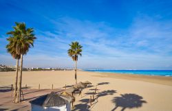 Valencia, Spagna: la spiaggia de La Malvarrosa, il lido cittadino  preferito dagli abitanti locali