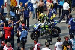 Valentino Rossi a Sepang: le gare della Moto GP si tengono ogni ann sul tracciato malese di Sepang e qui il nostro Valentino Rossi è un vero e proprio idolo. La gente esulta ad ogni suo ...