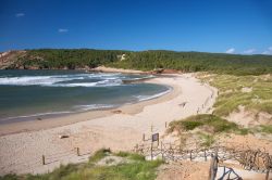 La Vall d’Algaiarens è una spiaggia selvaggia di Minorca e si trova a pochi chilometri da Ciutadella. E' famosa per le sabbie dalle tonalità delicate di rosa - © ...