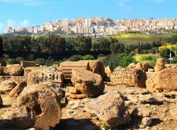 Veduta panoramica della città di Agrigento e della sua caratteristica Valle dei Templi (Sicilia) - È sorprendente come questa località sicula sia così ricca di storia ...