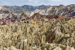 Valle della Luna a La Paz, Bolivia. Una bella veduta panoramica di questa valle situata a 10 chilometri dal centro di La Paz: si tratta di una zona unica con paesaggi lunari e bizzarre formazioni ...