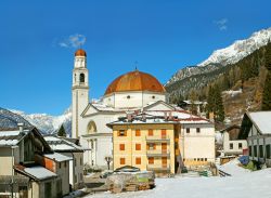La Valle di Ansiei circondata dalle montagne delle Dolomiti, Auronzo di Cadore, Veneto. Lunga circa 31 chilometri, questa vallata è nota per essere sede di località di villeggiatura ...