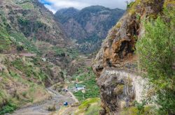 La Valle Ribeira dos Socorridos, isola di Madeira (Portogallo) - Nel cuore di Funchal vi sono diverse zone adibite per il trekking e questa, rappresenta una delle migliori. Qui si snodano gole ...
