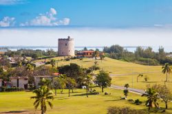 Il panorama di Varadero (Cuba). Sullo sfondo si può notare il serbatoio idrico della località turistica cubana.