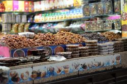 Varietà di datteri in vendita in un bazaar vicino alla moschea Nabawi, Medina, Arabia Saudita - © Abd. Halim Hadi / Shutterstock.com