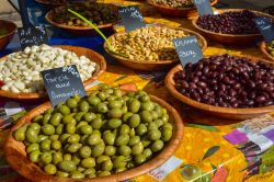Varietà di olive e aglio in una bancarella del mercato di Beaune, Francia.


