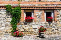 Il Monastero di Moldovița risale al XVI secolo e si trova nella località di Vatra Moldoviței, nei pressi di Suceava, in Romania - foto © Dziewul / Shutterstock.com ...