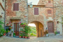 Vecchi edifici di Castiglione d'Orcia, borgo della Val d'Orcia in Toscana - © lauradibi / Shutterstock.com