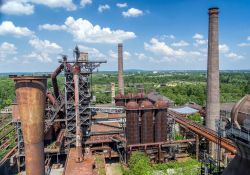 Vecchi edifici industriali e ciminiere in un impianto di acciaierie abbandonato a Duisburg, Germania.

