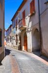 Vecchi palazzi affacciati su un vicoletto del centro storico, Satriano di Lucania, Basilicata - © Mi.Ti. / Shutterstock.com