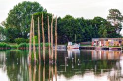 Una vecchia barca ancorata sulla riva del fiume a Juodkranté, Lituania.

