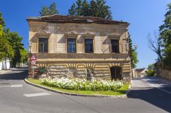 Vecchia casa in vendita a Zagabria, Croazia. Nella città alta si trovano alcune antiche abitazioni, fra cui quella ritratta nella fotografia, in vendita. Situato ad angolo, questo edificio ...