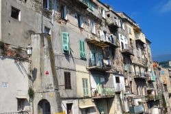 Vecchia Cittadella a Bastia, Corsica. La facciata di un'antica costruzione di questo quartiere della città corsa.



