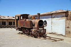 La vecchia locomotiva arrugginita di un treno nella città fantasma di Humberstone nei pressi di Iquique, Cile.

