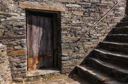 Vecchia porta in una casa di Piodao, Portogallo - Il particolare di una porta lignea che abbellisce la facciata di una abitazione in pietra in questo antico villaggio rurale del Portogallo © ...