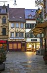 Una vecchia stradina nella città di Wiesbaden, Germania. Siamo in un'elegante cittadina con edifici in stile neoclassico, molti dei quali costruiti dopo la Seconda Guerra Mondiale ...