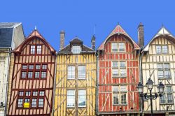 Vecchie case a graticcio con le facciate colorate a Troyes, Francia.
