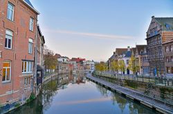 Vecchie case affacciate su un canale a Mechelen, Belgio, al tramonto - © 163586234 / Shutterstock.com
