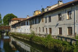 Vecchie case affacciate sul canale della Martesana a Gorgonzola, provincia di Milano, Lombardia. Sullo sfondo un ponte in legno e lungo il canale la pista ciclabile.



