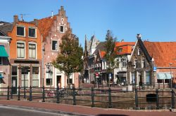 Vecchie case con frontone a gradoni nel centro storico di Sneek, Olanda. Si tratta di una graziosa cittadina fortificata circondata da canali.

