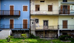 Vecchie case con le facciate color pastello a Nago, Trento. Il territorio di questo centro abitato si trova alle pendici del monte Altissmo.
