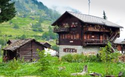 Vecchie case in legno e pietra a Evolene, Svizzera. Questa bella località si trova nel cantone del Vallese a sud della città di Sion, nella culla della verdeggiante Val d'Herens.
 ...