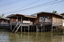 Vecchie case in legno sul fiume vicino al tempio di Wat Molee a Nonthaburi, Thailandia.
