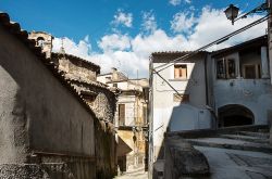 Vecchie case nel centro del borgo medievale di Popoli, provincia di Pescara, Abruzzo - © TTL media / Shutterstock.com