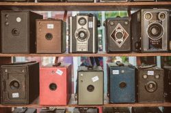 Vecchie macchine fotografiche in un mercatino delle pulci a Doesburg, Olanda - © DutchScenery / Shutterstock.com