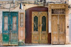 Vecchie porte in legno nella città di Tel Aviv, vicino a Jaffa, Israele.



