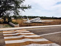 Un vecchio aeroplano fermo sull'erba ingiallita dell'aeroporto di Puerto Escondido, Messico.

