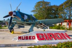 Vecchio aeroplano all'ingresso del museo di Playa Giron, Cuba. Uno dei cimeli della tentata invasione di Baia dei Porci da parte di un gruppo di mercenari e oppositori del governo castrista ...