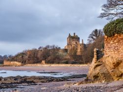 Il vecchio castello medievale di Ravenscraig vicino a Kirkcaldy, Scozia, UK. Costruito per ordine del re Giacomo II° nel XV° secolo, questo castello è stato il primo in tutta ...