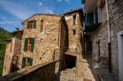 Il vecchio centro storico di Apricale, provincia di Imperia, Liguria. Il borgo è stato fondato ufficialmente attorno al X° secolo dai conti provenienti da Ventimiglia per poi passare ...