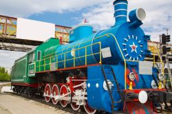 Un vecchio e colorato motore alla stazione ferroviaria di Chisinau, Moldavia. E' dedicata ai veterani della Seconda Guierra Mondiale e ai caduti sul lavoro - © Tolikoff Photography ...