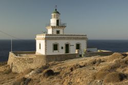 Vecchio faro sull'isola di Serifos, Grecia. A poche ore di navigazione da Mikonos o Naxos si trova questa suggestiva isoletta conservata quasi intatta. Nell'immagine, uno dei fari utilizzati ...