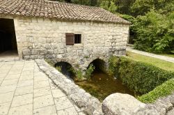 L'esterno di un vecchio mulino a Cavtat, cittadina della Dalmazia meridionale, lungo la costa della Croazia - foto © The Visual Explorer / Shutterstock.com