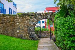 Un vecchio muro di pietra con una porta a forma di luna a Queens Park, Hamilton, Bermuda.



