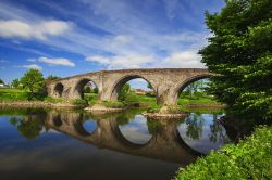 Vecchio ponte con archi nei pressi del castello di Stirling, Scozia. Qui gli scozzesi guidati da William Wallace sconfissero gli inglesi nel 1297.


