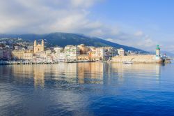 Vecchio porto di Bastia, Corsica. Una bella veduta panoramica del vecchio porto cittadino.




