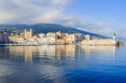 Vecchio porto di Bastia, Corsica. Una bella veduta panoramica del vecchio porto cittadino.




