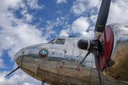 Un vecchio TP 79 Douglas DC-3 Dakota fuori dallo Swedish Air Force Museum di Linkoping, Svezia - © B.Forenius / Shutterstock.com