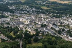 Vedua aerea del centro di Sarzeau in Bretagna, Francia