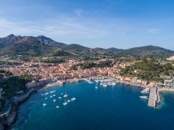 Vedura aerea di Porto Azzurro, Isola d'Elba, Arcipelago Toscano